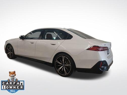 Mineral White Metallic 2025 BMW 530 xDrive