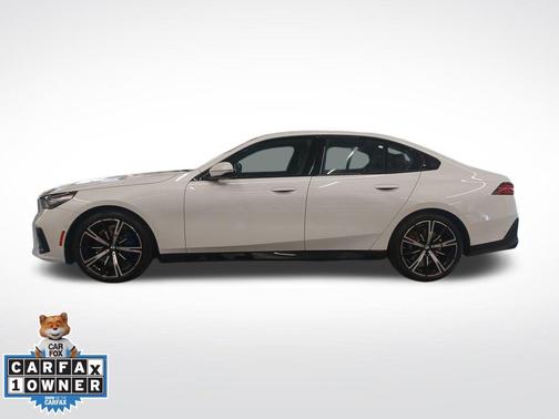 Mineral White Metallic 2025 BMW 530 xDrive