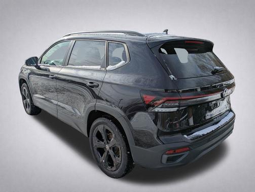 Deep Black Pearl 2026 Volkswagen Taos SE Black