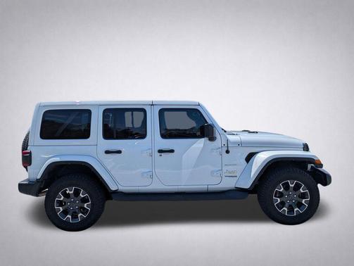 Bright White Clearcoat 2022 Jeep Wrangler Unlimited Sahara