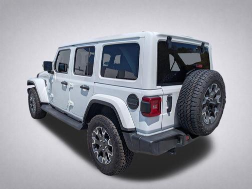 Bright White Clearcoat 2022 Jeep Wrangler Unlimited Sahara