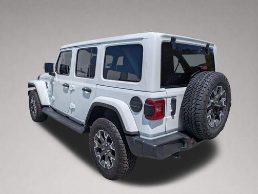 Bright White Clearcoat 2022 Jeep Wrangler Unlimited Sahara