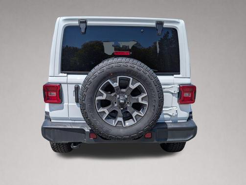 Bright White Clearcoat 2022 Jeep Wrangler Unlimited Sahara
