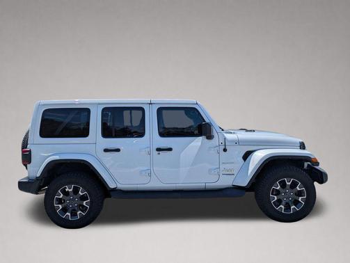 Bright White Clearcoat 2022 Jeep Wrangler Unlimited Sahara
