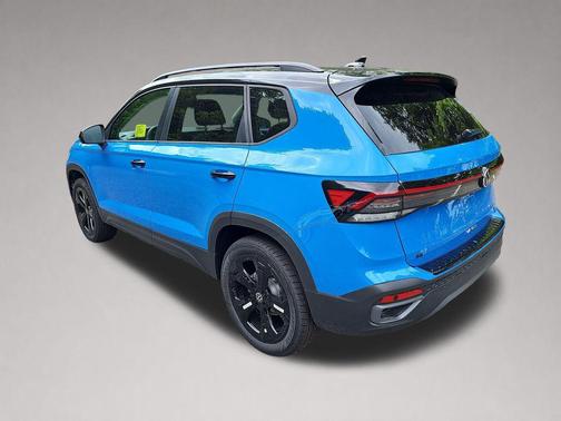 Cornflower Blue w/Deep Black Roof 2026 Volkswagen Taos SE Black
