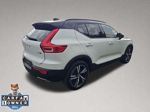 Crystal White 2019 Volvo XC40 T5 R-Design