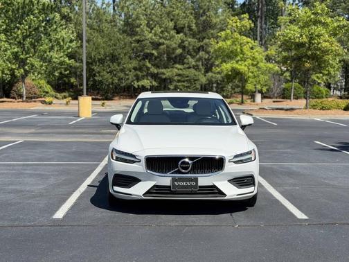 Crystal White Pearl Metallic 2020 Volvo S60 T6 Momentum