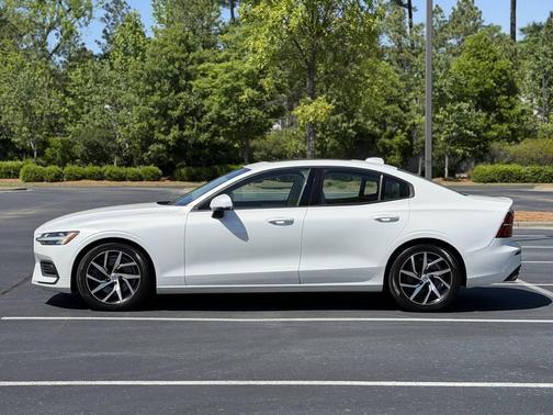 Crystal White Pearl Metallic 2020 Volvo S60 T6 Momentum