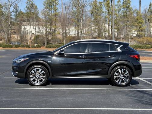 2017 INFINITI QX30 Premium