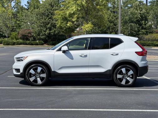 Glacier Silver Metallic 2020 Volvo XC40 T4 Momentum