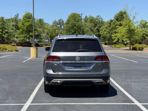 Platinum Gray Metallic 2018 Volkswagen Atlas 2.0T SE