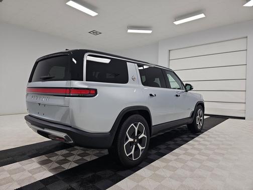 2024 Rivian R1S Adventure Package