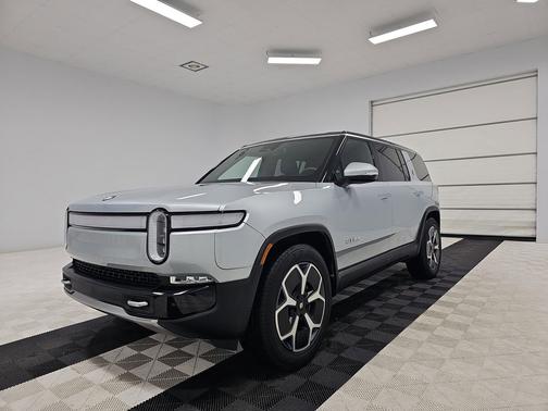 2024 Rivian R1S Adventure Package