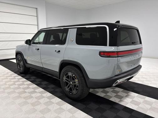 2023 Rivian R1S Adventure