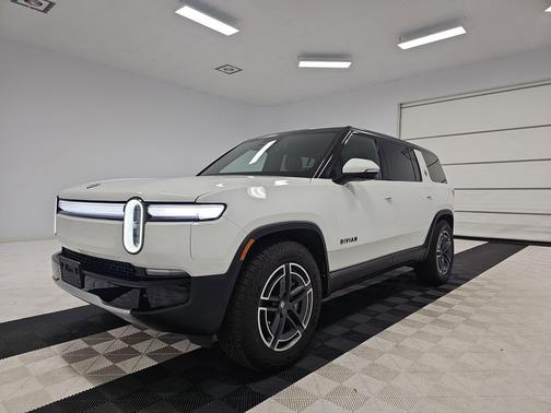 2025 Rivian R1S Adventure trim