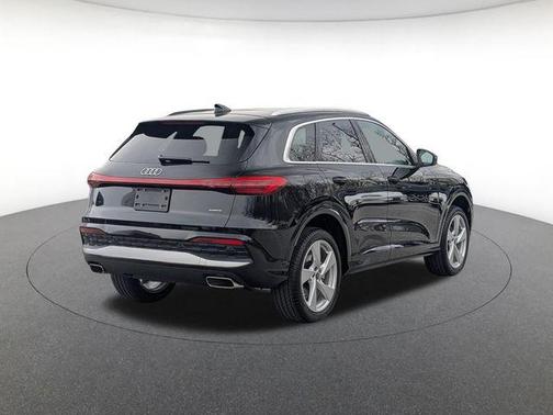 Mythos Black Metallic 2026 Audi Q5 Premium Plus TFSI quattro S tronic
