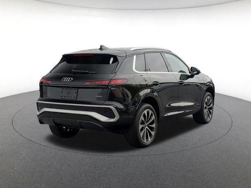 Mythos Black Metallic 2026 Audi Q3 TFSI quattro S tronic