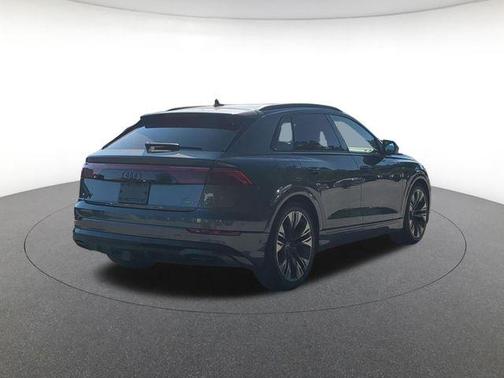 Daytona Gray Pearl Effect 2026 Audi Q8 55 Premium Plus
