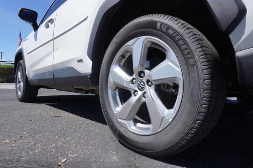 Blizzard Pearl 2021 Toyota RAV4 Hybrid Limited