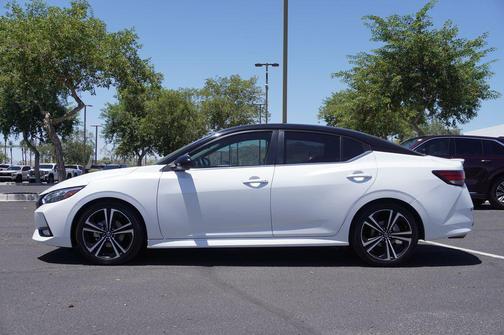 Aspen White Tricoat/Super Black 2022 Nissan Sentra SR