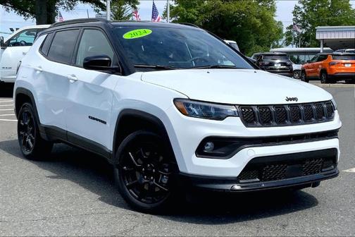 Bright White Clearcoat 2024 Jeep Compass Latitude