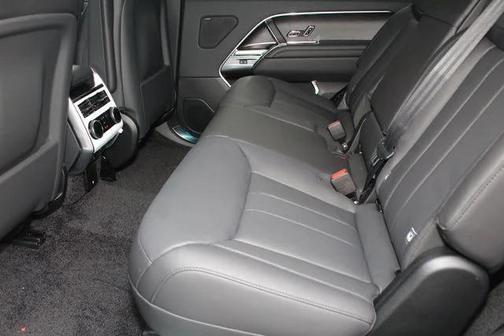 2026 Land Rover Range Rover P530 SE 7 Seat