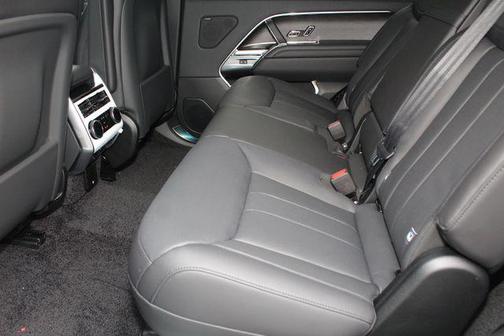 2026 Land Rover Range Rover P530 SE 7 Seat