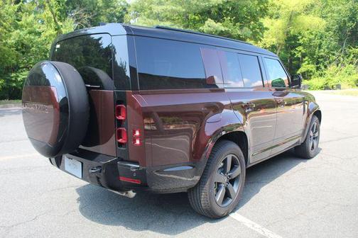 2025 Land Rover Defender 130 P400 X-Dynamic SE