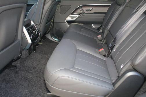 2025 Land Rover Range Rover P530 SE 7 Seat