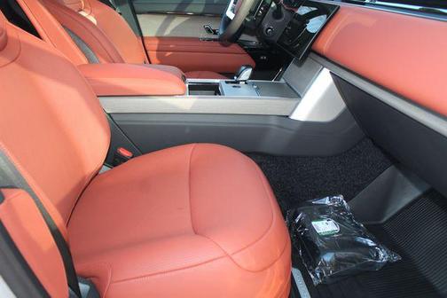 2026 Land Rover Range Rover P615 SV