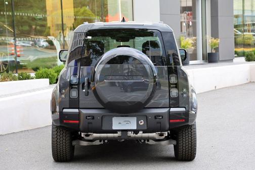 Carpathian Grey Prem Met 2026 Land Rover Defender P400 X-Dynamic SE