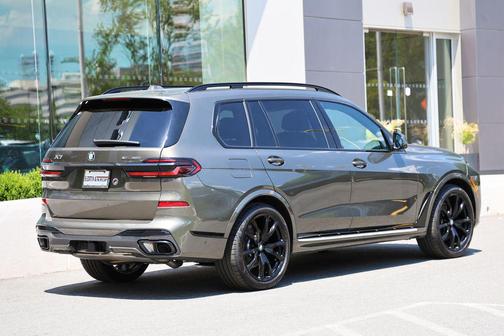 Manhattan Green Metallic 2025 BMW X7 xDrive40i