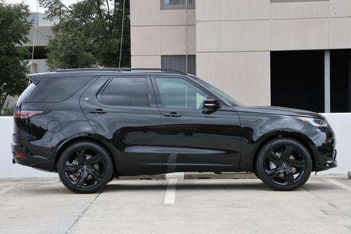 Santorini Black 2026 Land Rover Discovery Dynamic SE