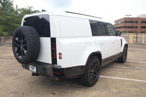 2024 Land Rover Defender 130 P400 Outbound