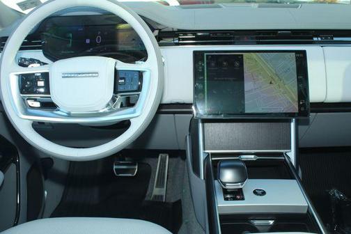 2026 Land Rover Range Rover P615 SV