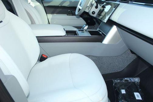 2026 Land Rover Range Rover P615 SV