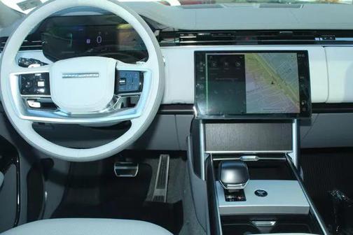 2026 Land Rover Range Rover P615 SV