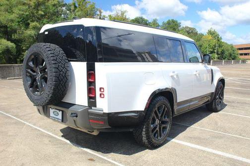 2024 Land Rover Defender 130 P400 Outbound