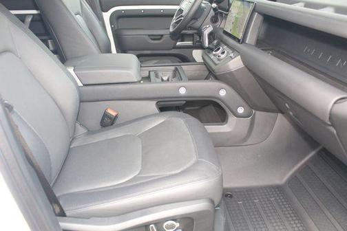 2024 Land Rover Defender 130 P400 Outbound