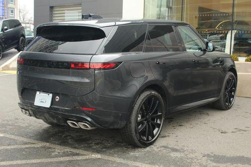 2026 Land Rover Range Rover Sport SE