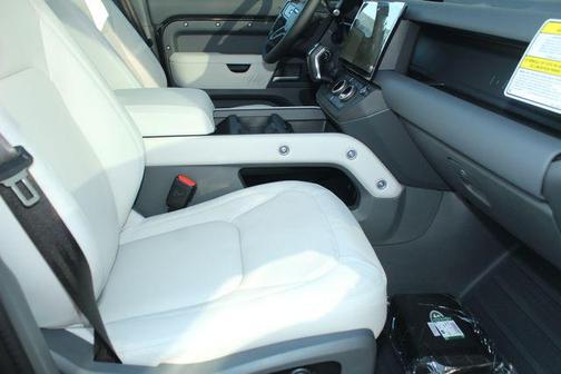 2026 Land Rover Defender P400 X-Dynamic SE