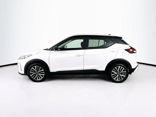 Aspen White Tricoat/Super Black 2022 Nissan Kicks SV