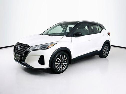 Aspen White Tricoat/Super Black 2022 Nissan Kicks SV
