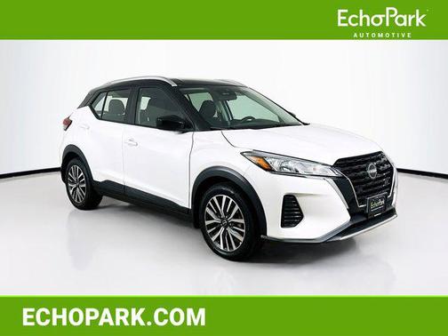 Aspen White Tricoat/Super Black 2022 Nissan Kicks SV