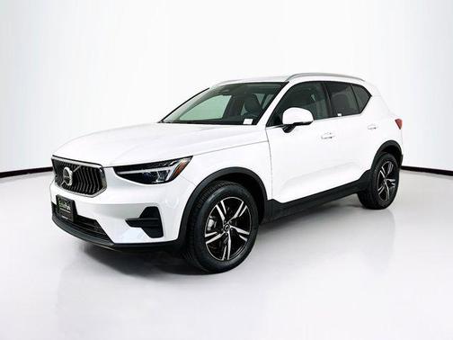 2025 Volvo XC40 B5 Core Bright Theme