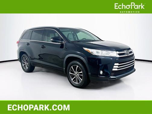 Midnight Black Metallic 2018 Toyota Highlander SE