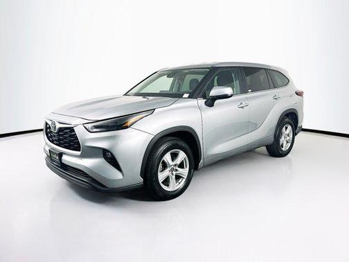 Celestial Silver Metallic 2025 Toyota Highlander LE