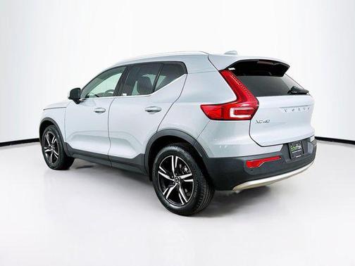 2025 Volvo XC40 B5 Core Bright Theme