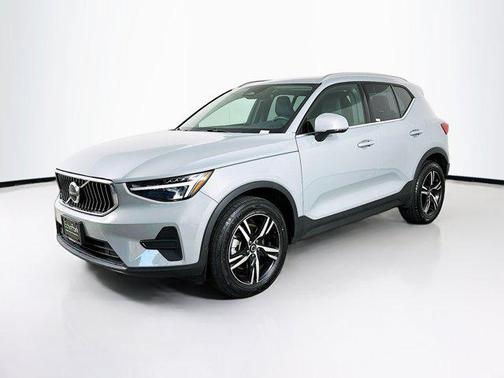 2025 Volvo XC40 B5 Core Bright Theme