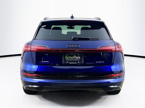 Navarra Blue Metallic 2022 Audi e-tron Premium